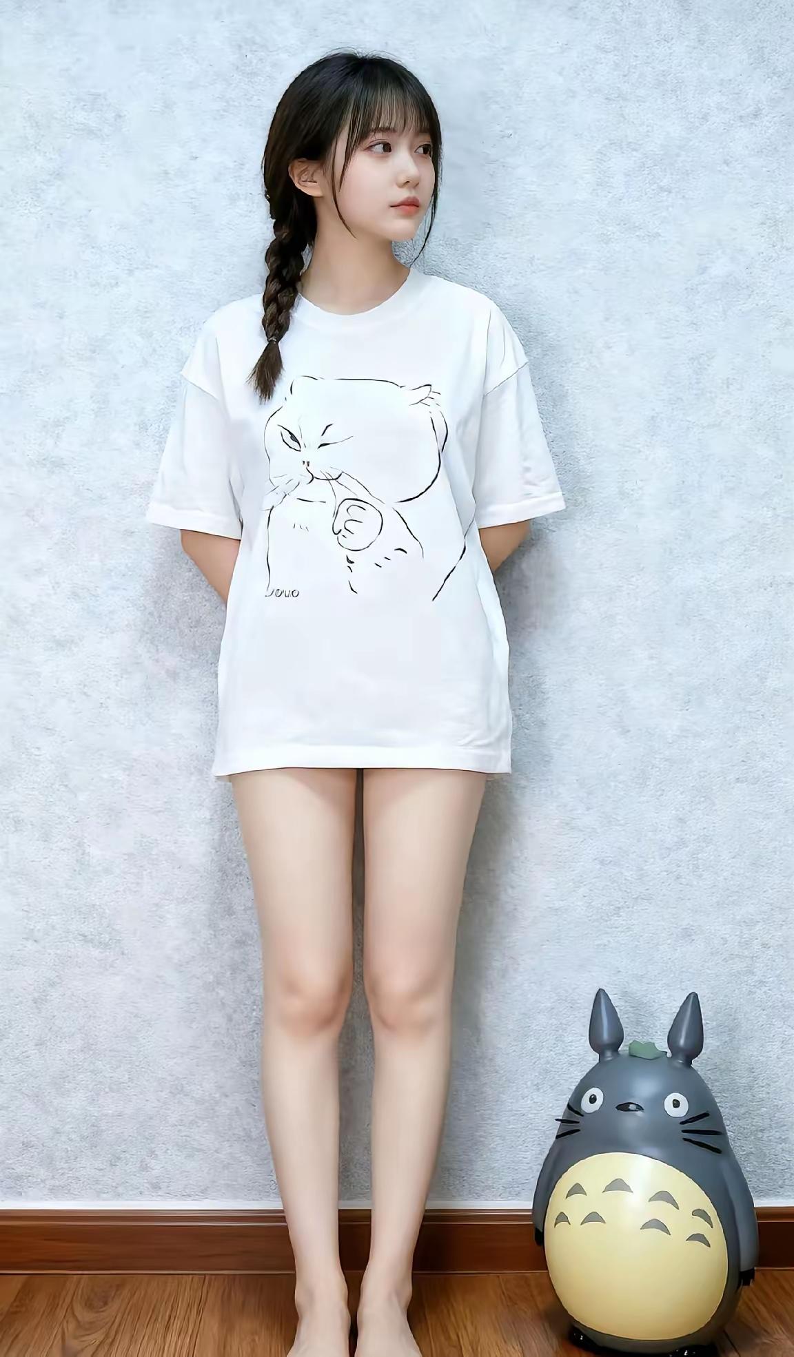 萌妹与龙猫：童心未泯的可爱瞬间🌟🐱🌿你认可学历不等于能力这句话吗