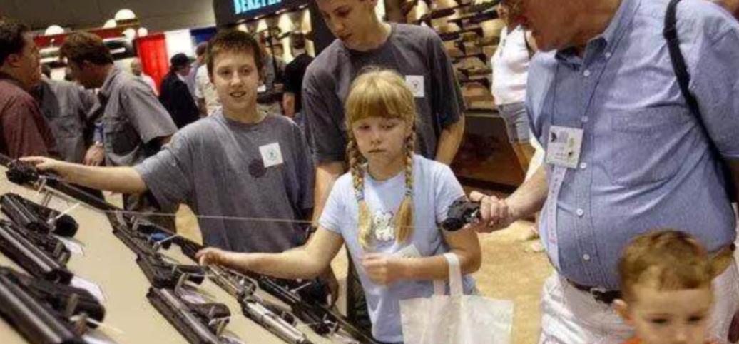 明明近4亿支枪在手，美国人造反为啥比登天还难？说白了，美国人手上的枪就是看着唬人