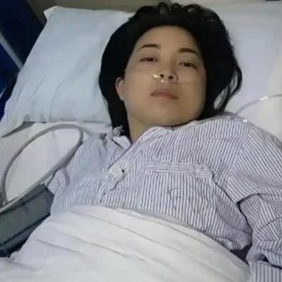 江西24岁女子病逝，未婚夫垫付30万治疗费，办完丧事准备离开，女方父亲递来一个红