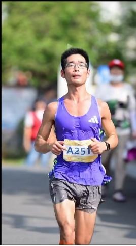 马拉松比赛的这眼镜小哥浑身都被汗水湿透了，可他还是坚持跑完全程，太不容易了。被汗