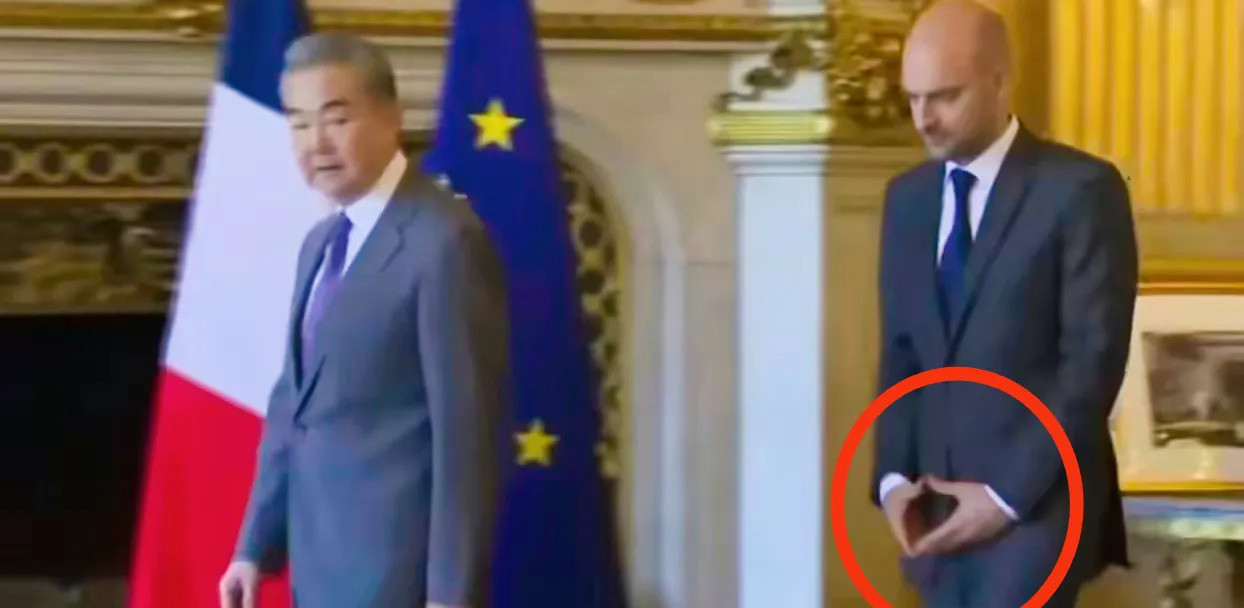 王毅外长真牛！法国外长都紧张了！你想知道为啥法国外长在王