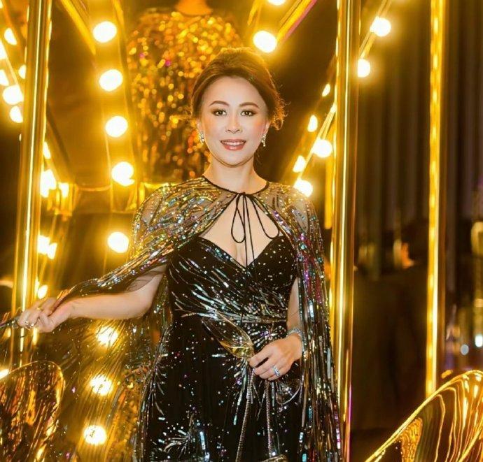 刘嘉玲一袭华丽披风登场，盘发造型尽显雍容华贵！她与黎姿、张叔平等人同框合照，众人