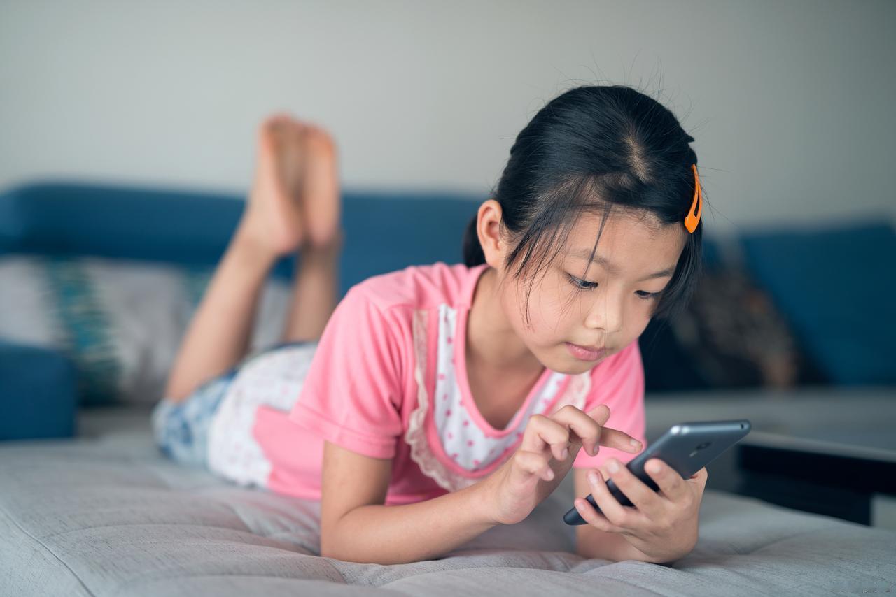 爆款标题：“孩子玩手机会变笨？专家告诉你真相，家长一定要看清！”正文：