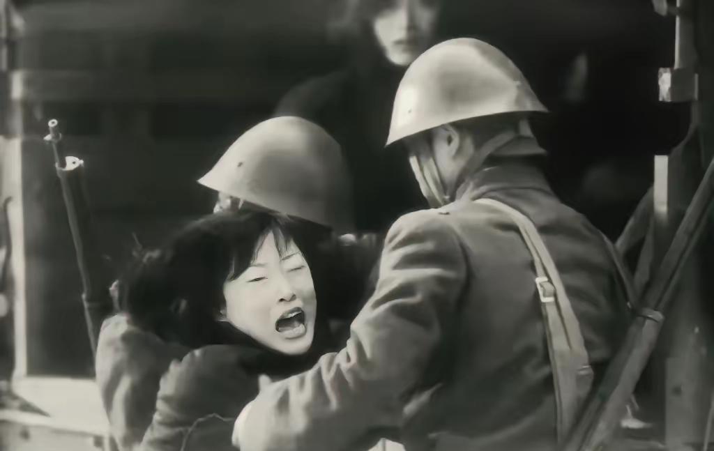 1937年11月19日苏州玄妙观内，200多名年轻女子被扒光衣服，然后被赤身囚