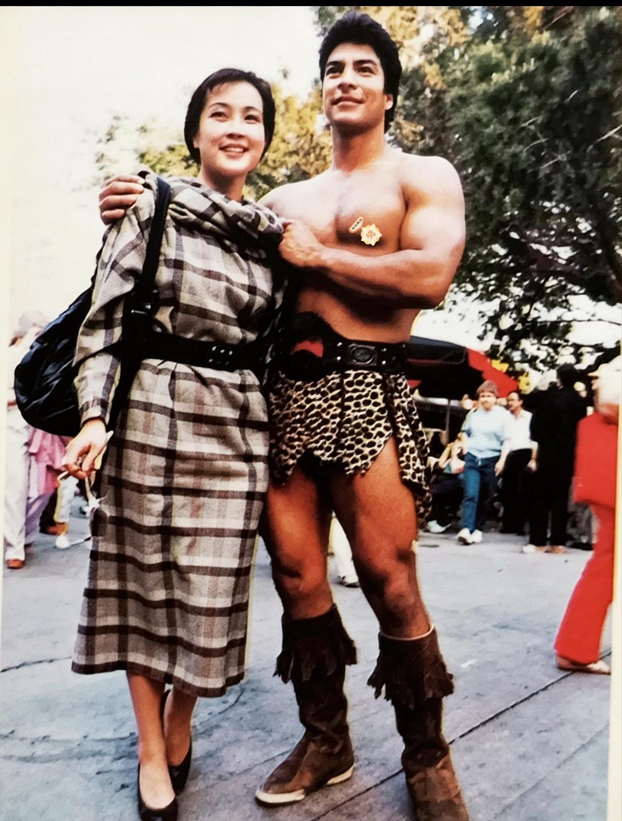 80年代，刘晓庆出访，一袭格纹裙，尽显纯真年华[点赞]人家可是见过大世面的人。人们