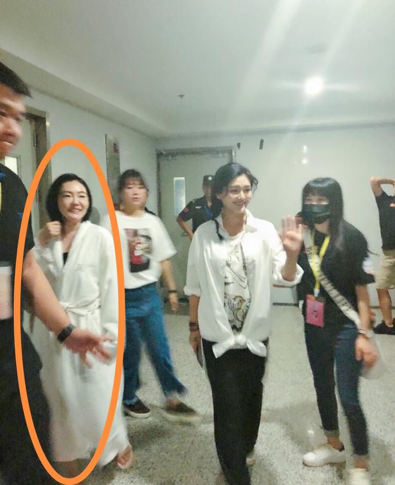 本来还以为大S这次穿衣会特别朴素随意，就这么从后台走出来，跟朋友、粉丝笑着打招呼