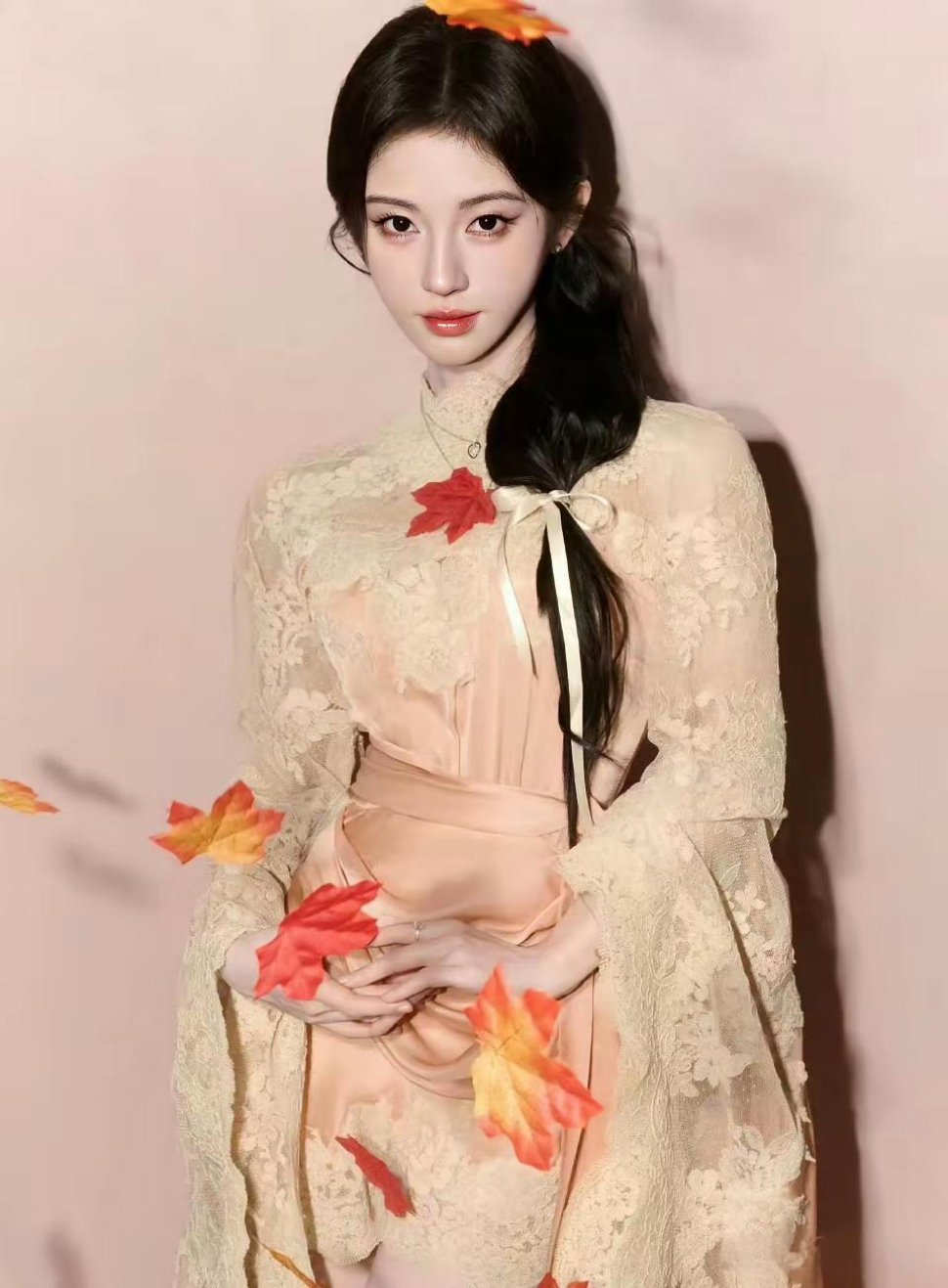 徐若晗在尖叫之夜红毯上的那条裙子，原来是个“热门款”！田曦薇和鞠婧祎之前也都穿过