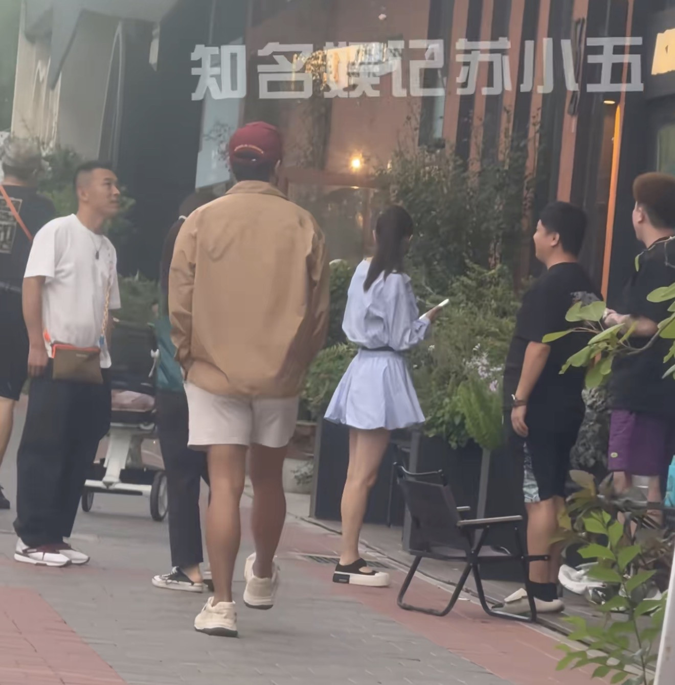 佟丽娅陈思诚带儿子吃饭，曾经的一家三口再同框，说说笑笑画面温馨，离婚后还相处这么好，太难得了。9月4