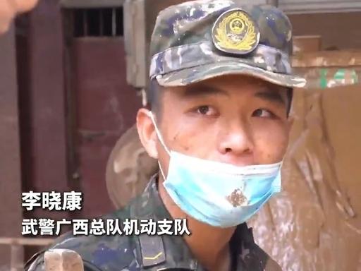 2026年7月10日，广西南宁，连续奋战在清淤一线的武警官兵们，迎来了