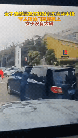 “这下全国都出名了”，云南昆明一女子将商务车停在停车场入口，下车整理物品，致后方