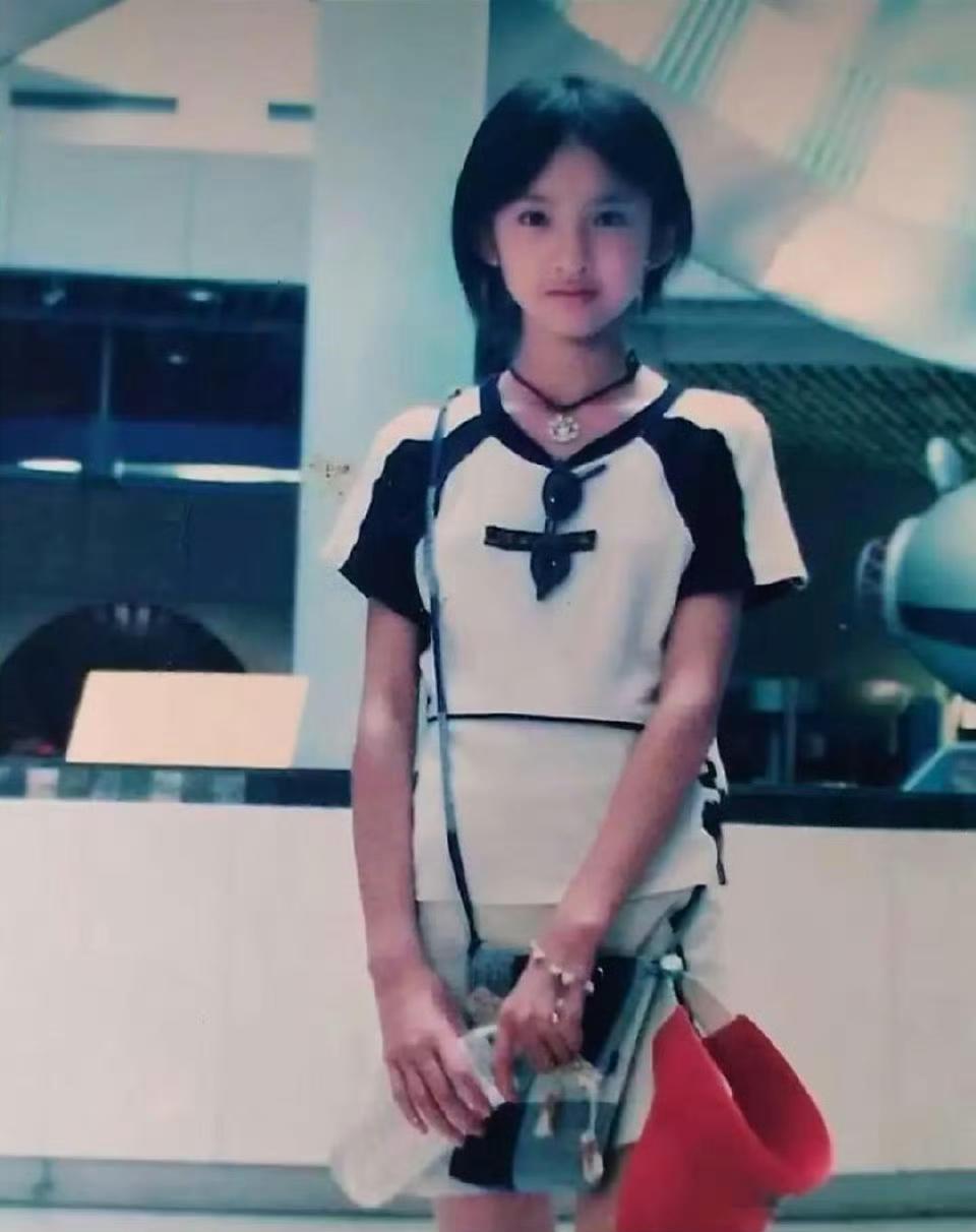 翻看唐艺昕从小到大的旧照，才懂什么叫天生美人胚子，完全不存在“长残”一说。小学毕