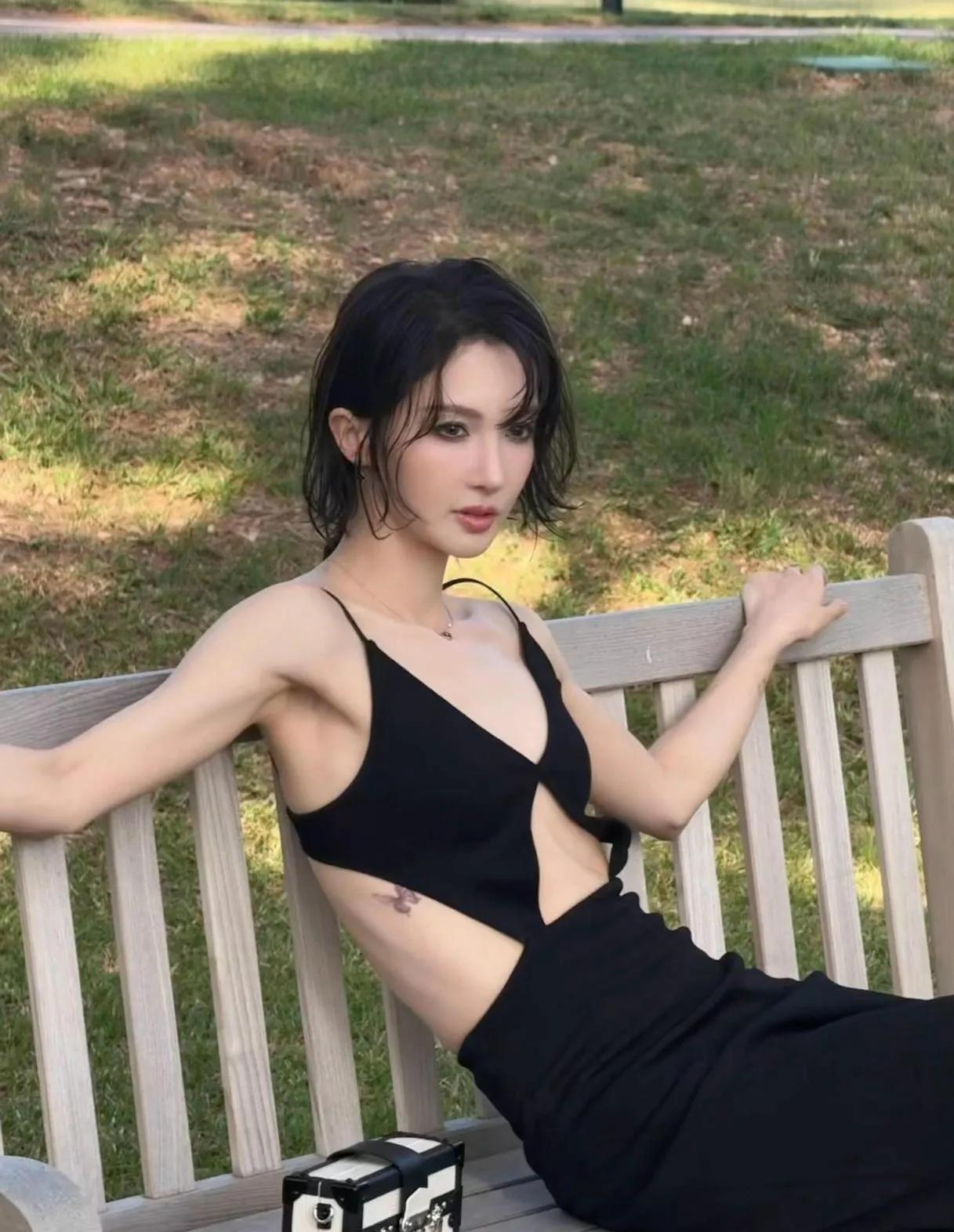 金晨的夏日氛围感绝了！一身黑色吊带裙在海边、草坪间切换，湿发编辫又酷又媚，