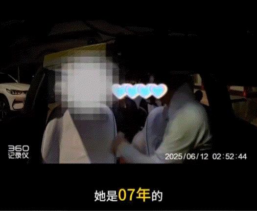 太解气了！2025年，外国男子深夜带中国女孩打车，上车后司机发现女孩不对劲，司机