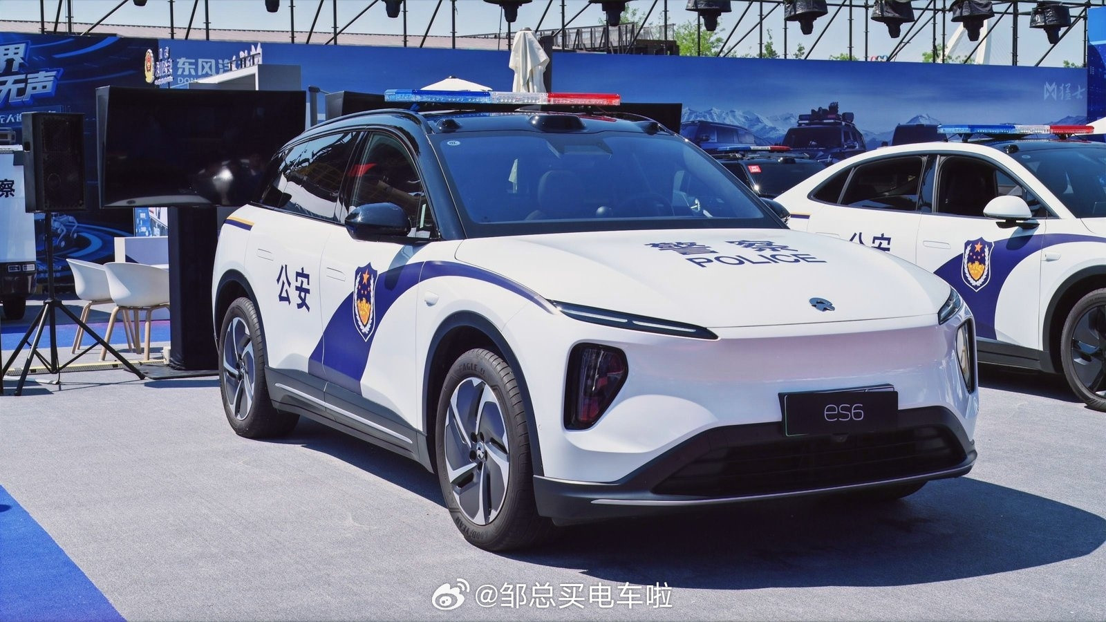 蔚乐萤联合出战，新能源版“警务用车三剑客”闪亮登场警博会。警用涂装上车的蔚来ES