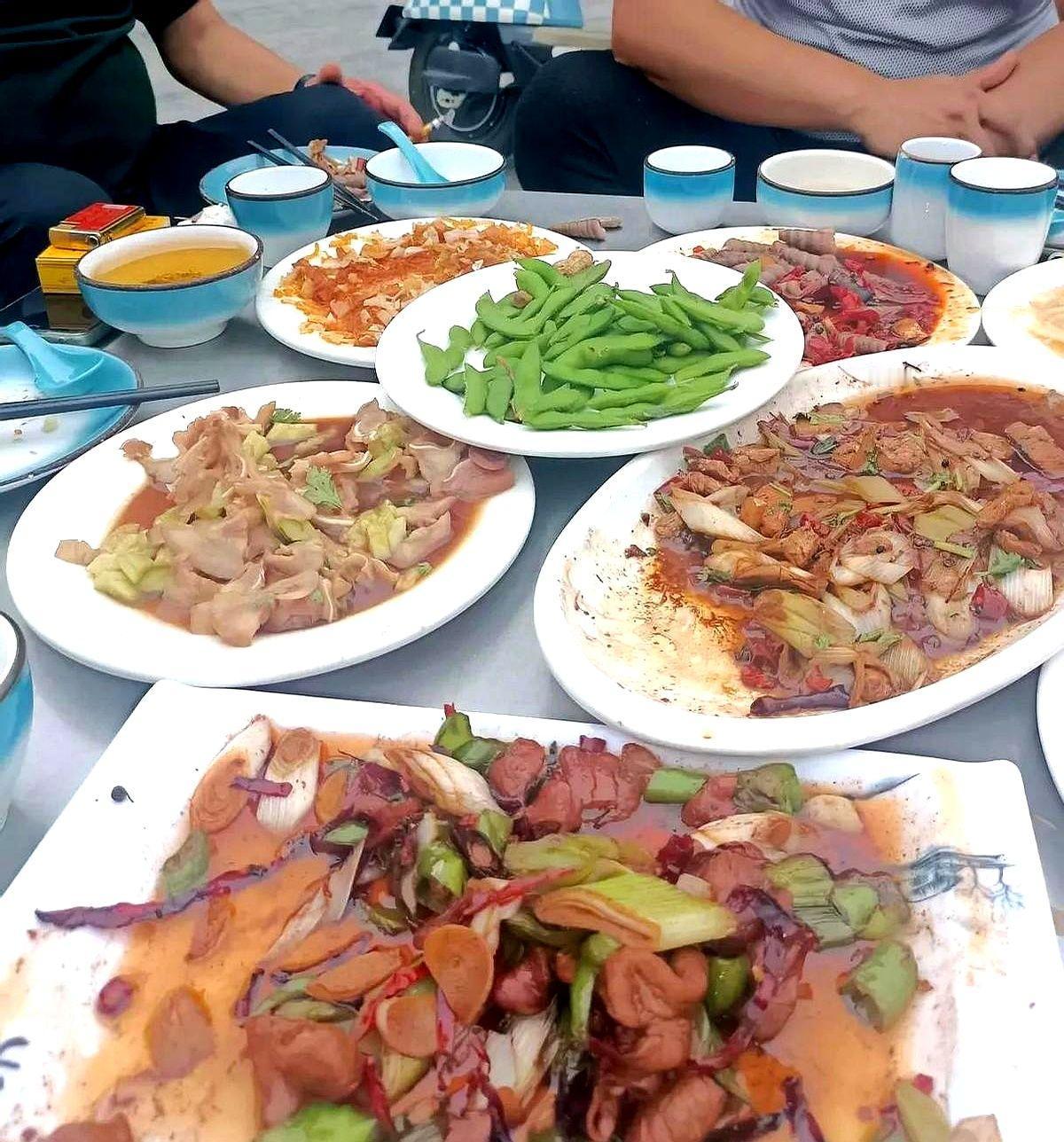 婆婆月入4500聚餐掏不出100块。糖醋排骨没吃完，金镯子还在手腕晃。这