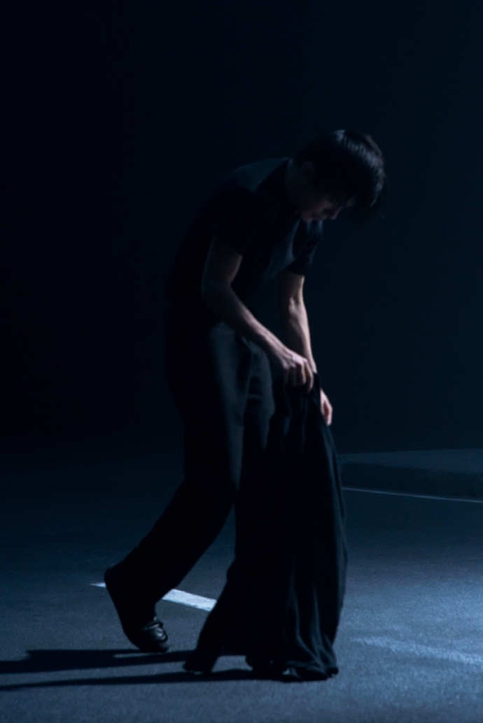 易烊千玺完成前述中一场关于身体与隐喻的影像探索易烊千玺用肢体语言构建对话空间，