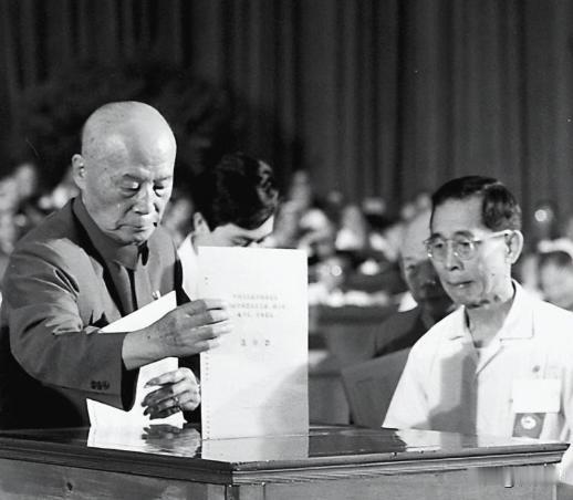 1972年，刘沙到监狱探望被关押的吕正操，反复叮嘱他千万别疏远和毛主席的往来，在