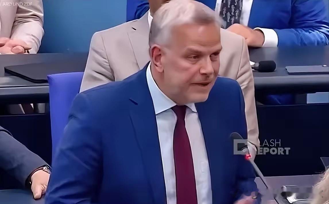 德国联邦议院辩论现场选择党领袖魏德尔抓住机会当众向默茨发难。近期民调十分扎心，默