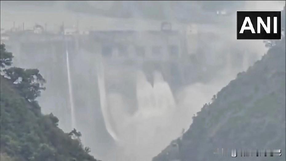 巴基斯坦怒了12月19日凌晨，杰纳布河上游的萨拉尔大坝6孔闸门同时抬高1.8米，