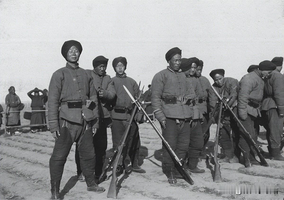 1900年北洋新军训练照，士兵戴瓜皮帽、穿灰军装，有的笔直站着、有的围看步枪交流
