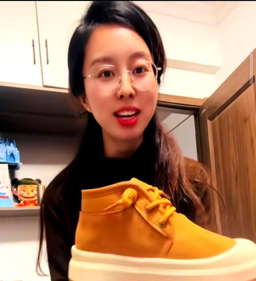 田静今天拍视频推荐给网友一双鞋，才30多块钱，说是物美价廉！这阵子她直播少了，倒