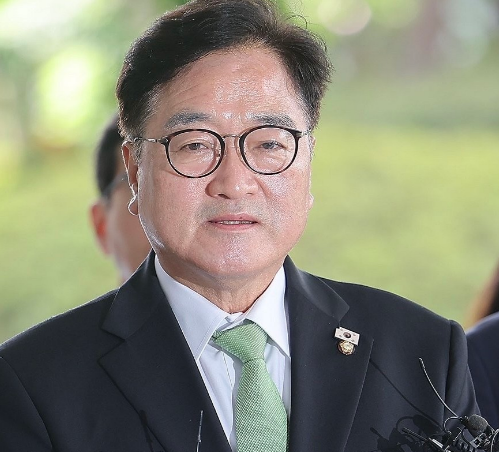 韩国国会议长禹元植7日以参考人身份，应内乱特别检察组请求，前往首尔高等检察厅特检