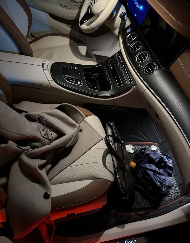 梅赛德斯灯光氛围感真的很好！