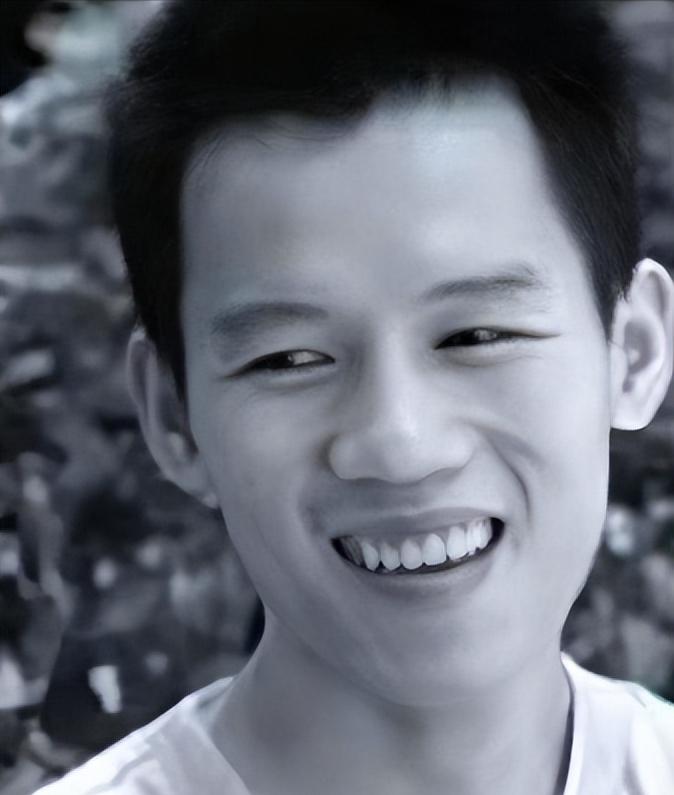 2003年的珠海，一名23岁保安冒死救下正被3名歹徒侵犯的女教师，谁知两年后，他