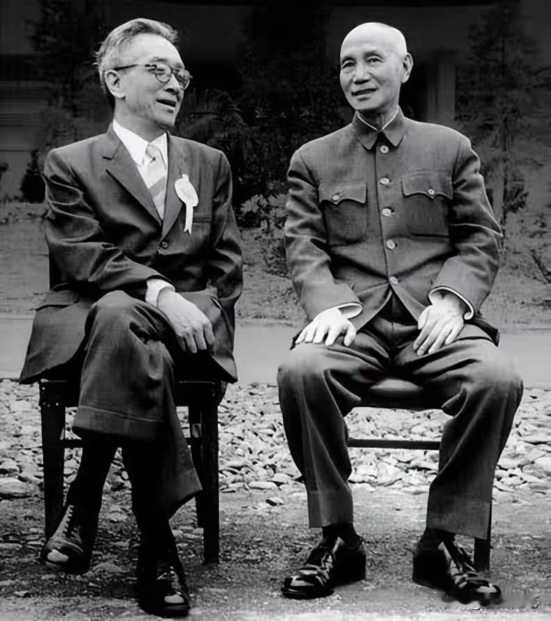 蒋介石蒋经国是历史罪人，有何面目回国安葬！现在民进党又公布了一批在抗日战争期