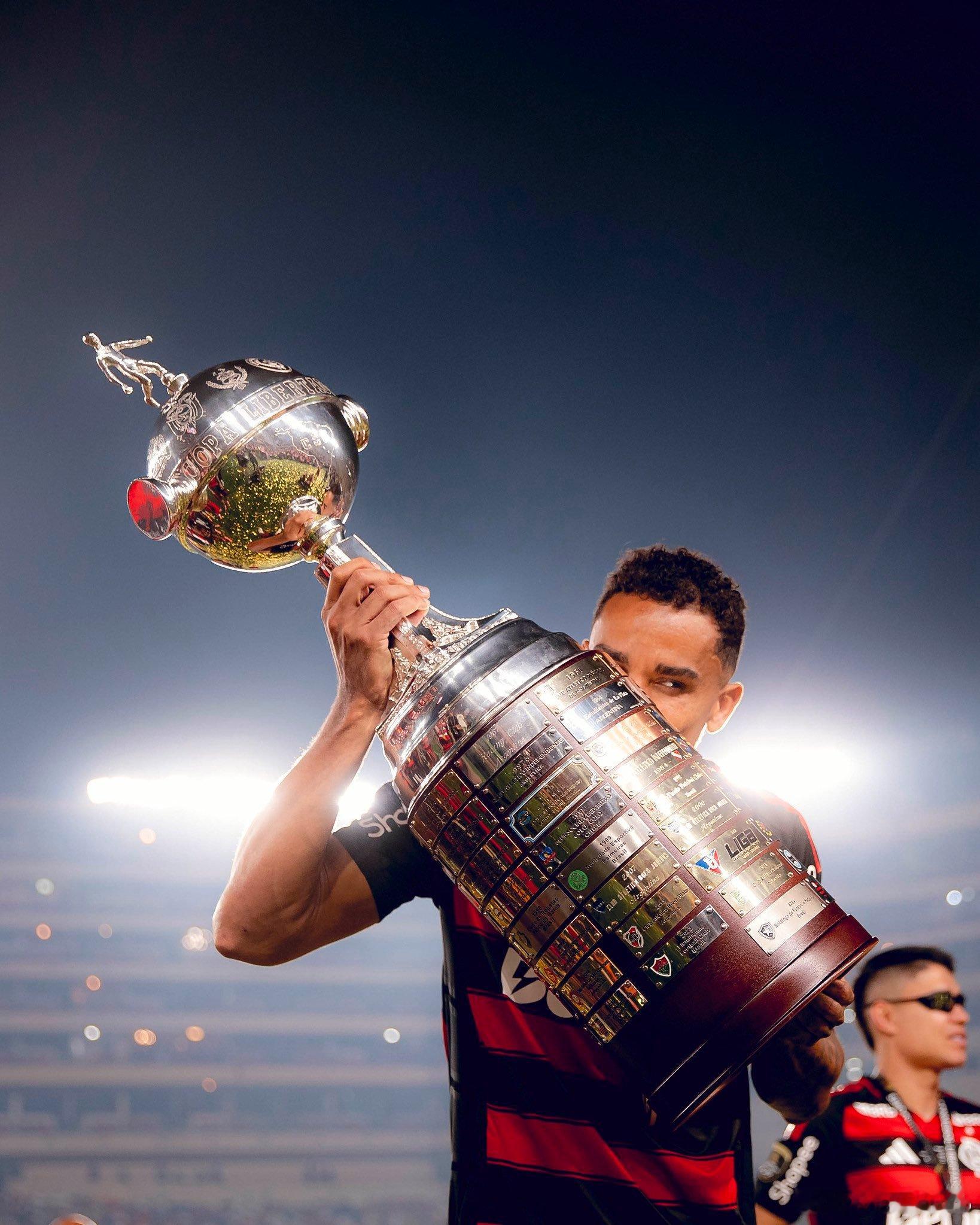 传奇已成！难以超越！🏆在率队拿下本赛季的解放者杯冠军后，达尼洛·路易斯·达席尔