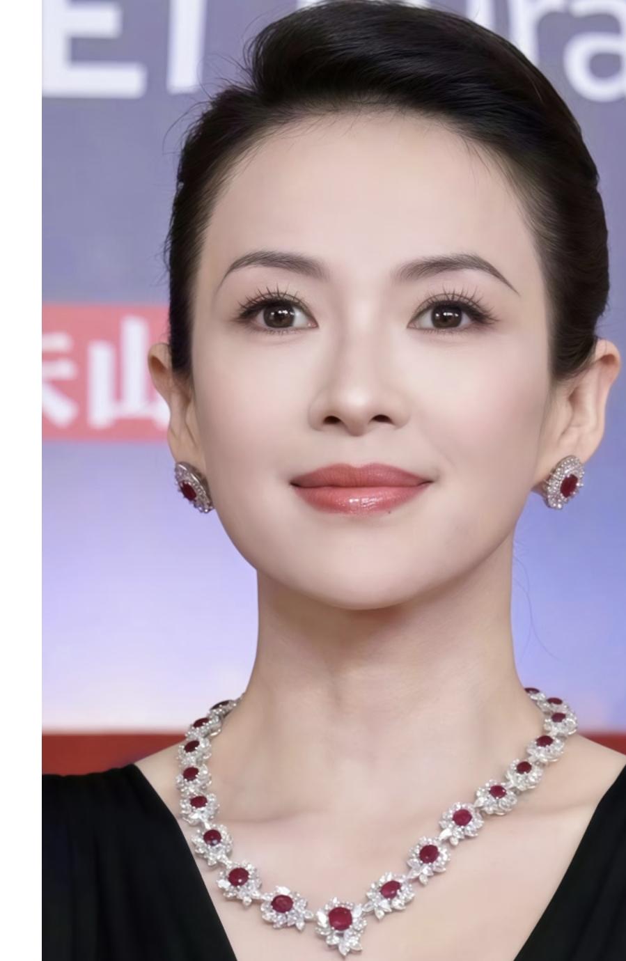 最近常听人讨论一个事儿：章子怡怎么好像好久没新戏了？说起来也挺奇怪的。你说她