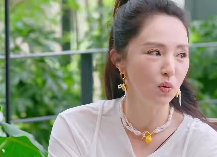 突然好心疼小酒窝，妈妈和张维伊再婚，爸爸也早就再婚有了孩子……因为她长期跟妈妈