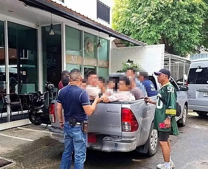 泰国媒体报道，5月20日，泰国警方抓了16名中国人！据说，他们被抓不是因为别人举