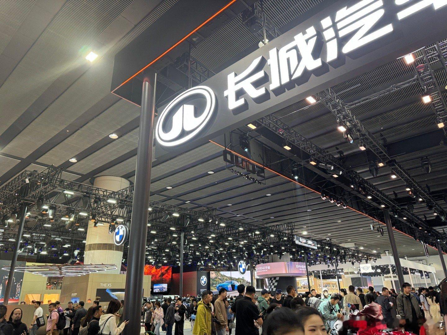 上，长城和宝马展台位置又在“打擂”，但好像二者互动不多，公开场合形同陌路。如果不