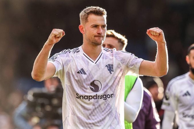 太阳报SL德利赫特因背伤缺席超过四个月，不太可能在赛季结束前复出。这位曼联后卫希