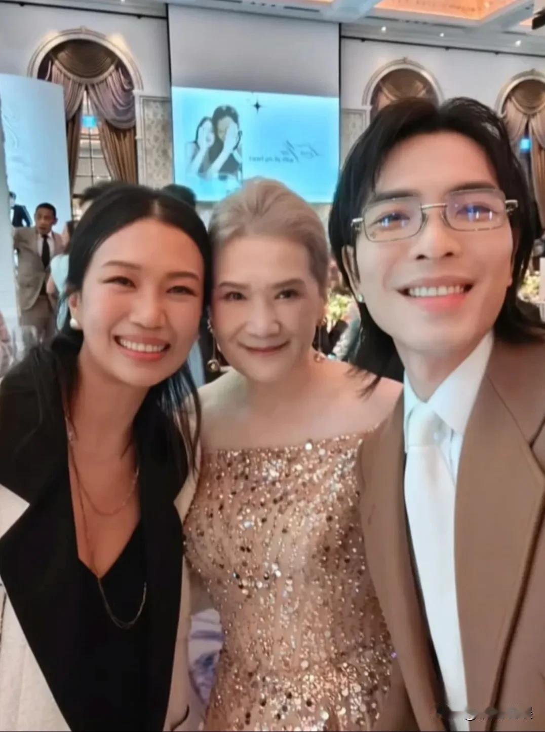 瞧他们俩，不是一家人不进一个门，夫妻俩越长越像了，简直是共用一张脸。萧敬腾和