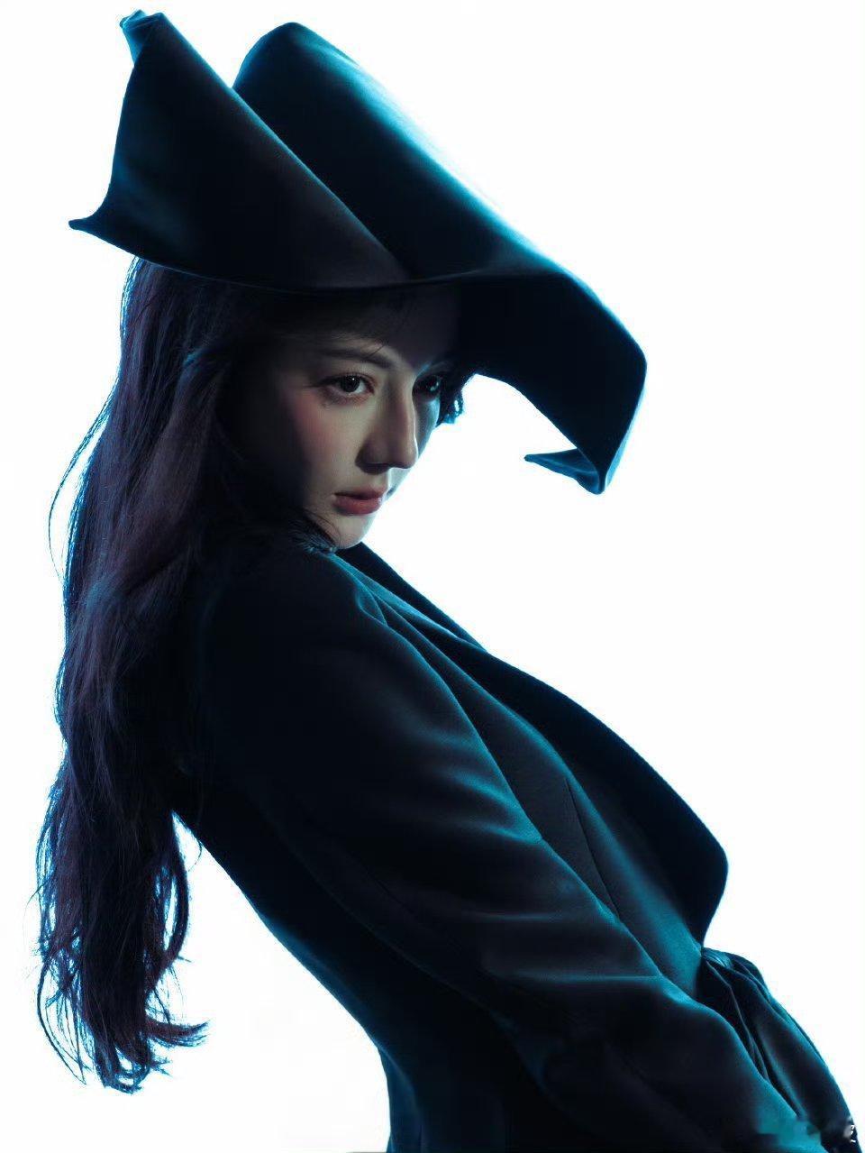 迪丽热巴双开年封面就这个迪丽热巴又美又牛，实力拿下时尚芭莎+红秀双开年封面，先