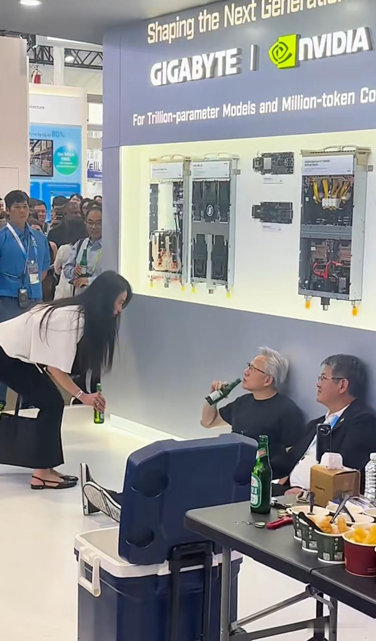 世界市值第一的公司CEO居然这么接地气