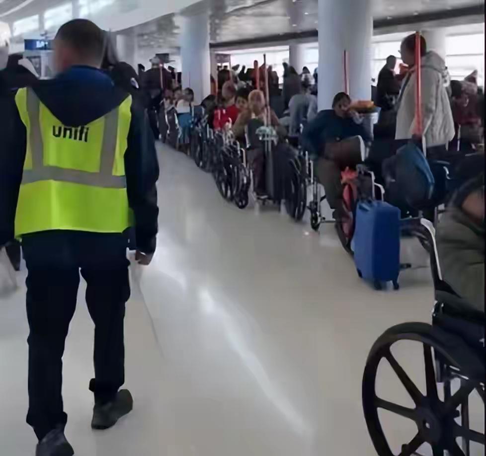 印度人坐飞机集体坐轮椅这事，真让人忍不住吐槽。有视频显示芝加哥奥黑尔机场印度航空