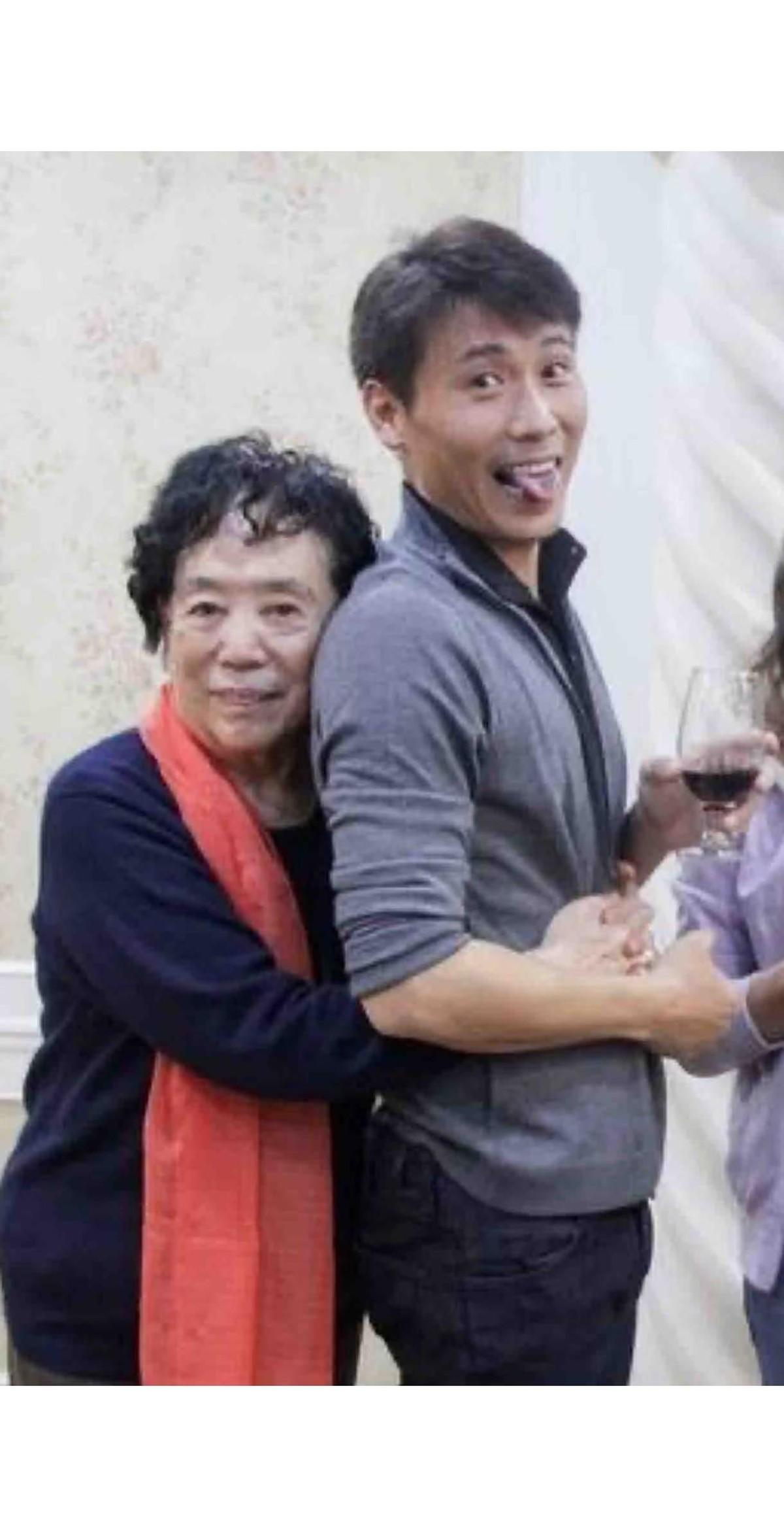 李乃文说:“我的妈妈，她既是我的同事，也是我的师姐，我小时候满脑子盘算的都是怎么