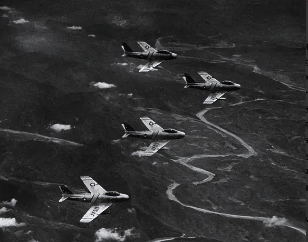 1952年，敌机偷袭志愿军机场，高炮开火却屡屡落空。地面飞行员竟喊：“敌机躲得真