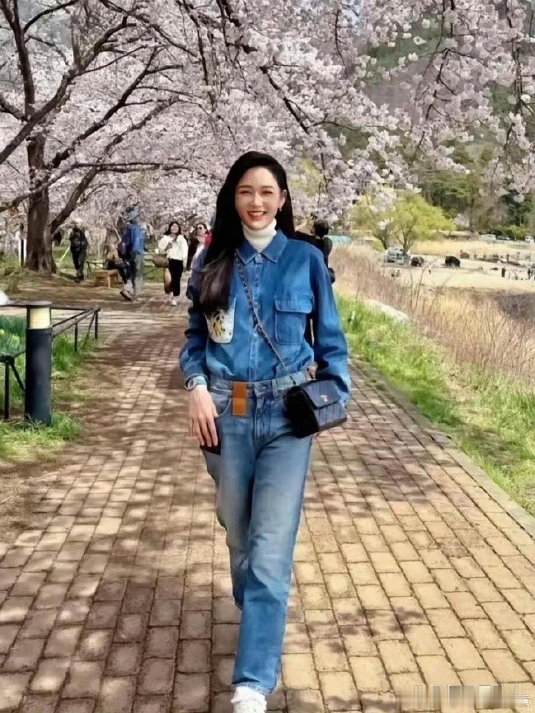 47岁陈乔恩与小9岁丈夫出游，依偎合照，甜蜜状态藏不住。​​​