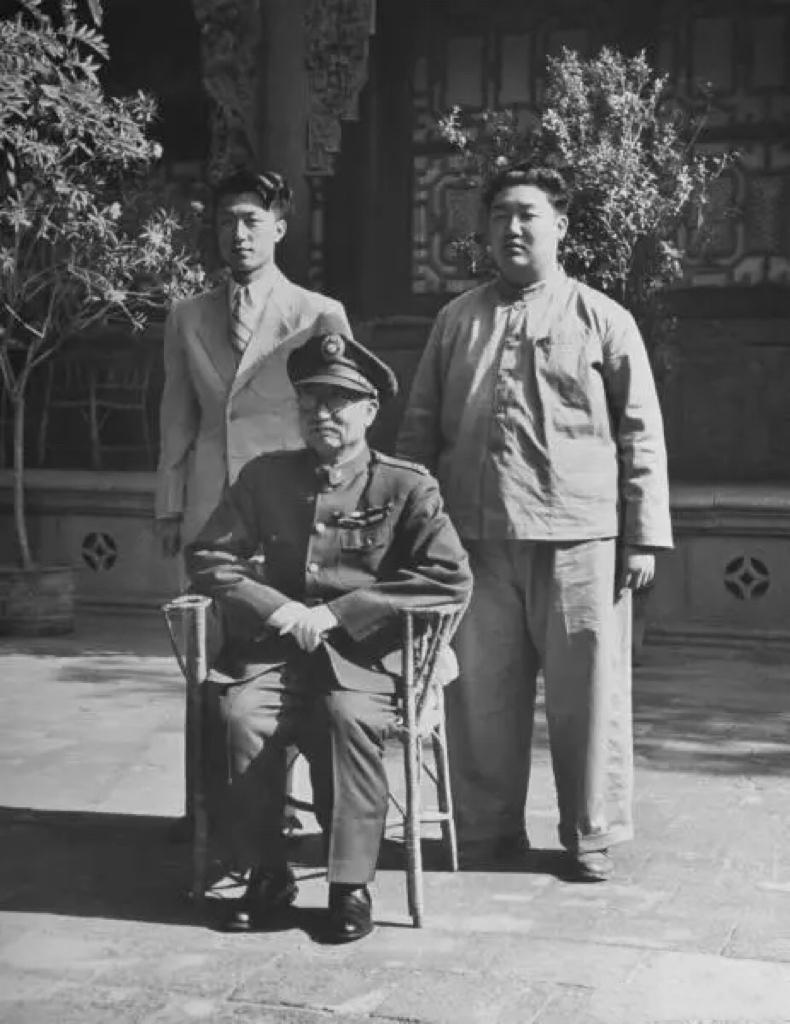 1947年，阎锡山在山西太原府邸与四子阎志敏和穿西装的五子阎志惠的合影，镜头中阎