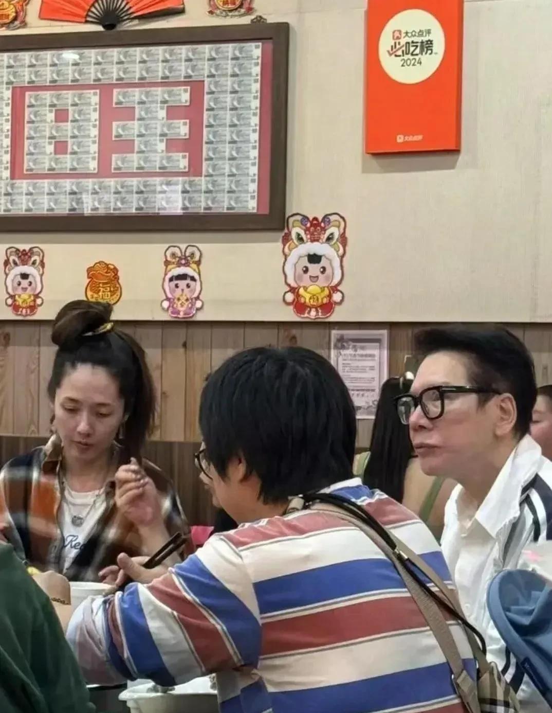 郭碧婷嫁到向佐家真的被当成亲闺女一样对待，郭碧婷经常素颜和公婆逛街，可以看出特别