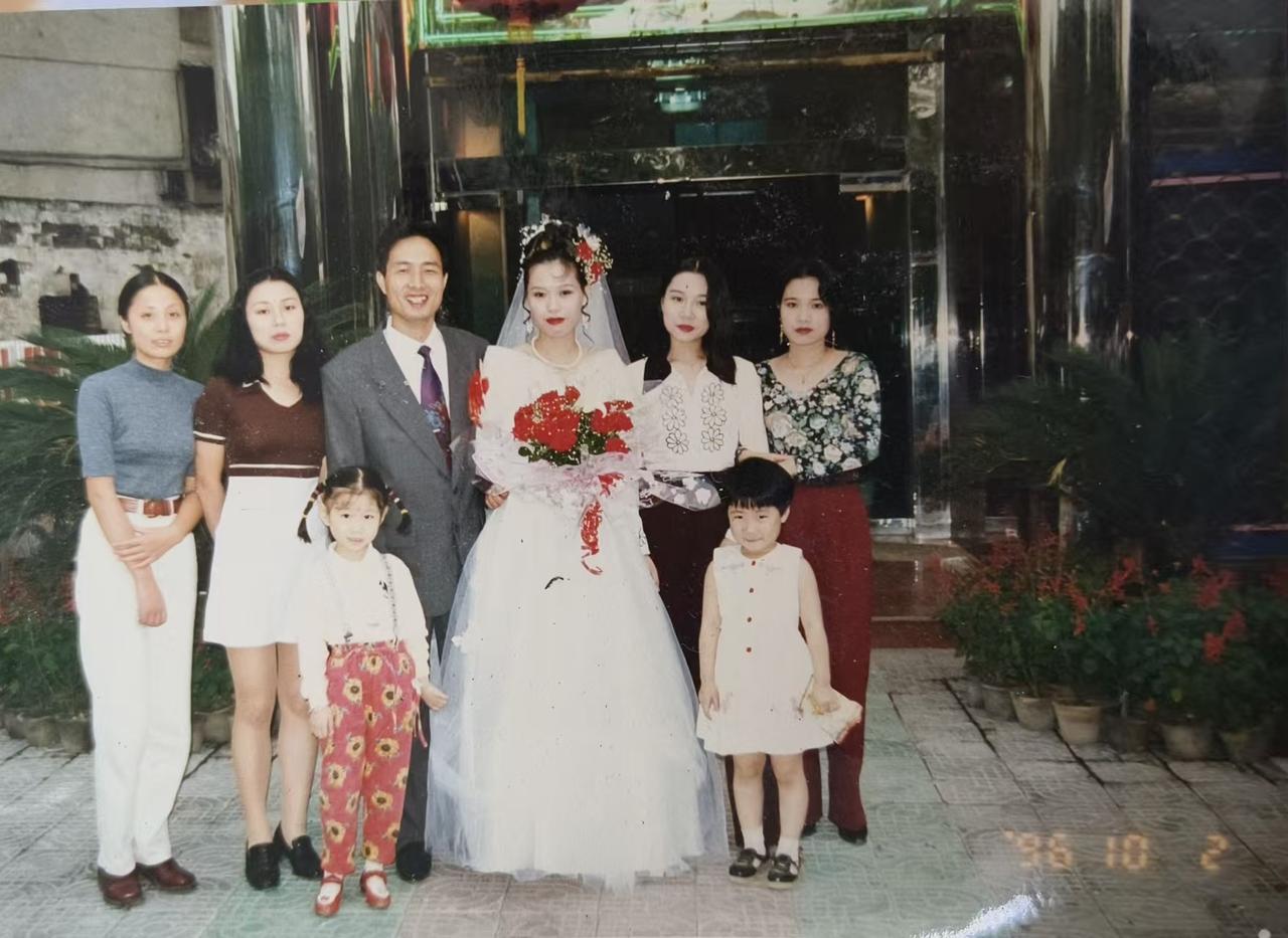 在近江超市翻到几张老照片90同事说他那时刚刚上小学96你他才6岁我说我都航