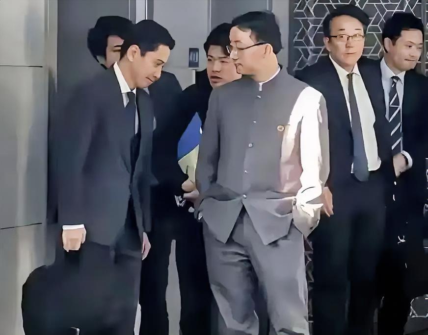 刘劲松8月24日抵达澳大利亚，正式出任中国驻澳大利亚大使。网友们对他最深的印