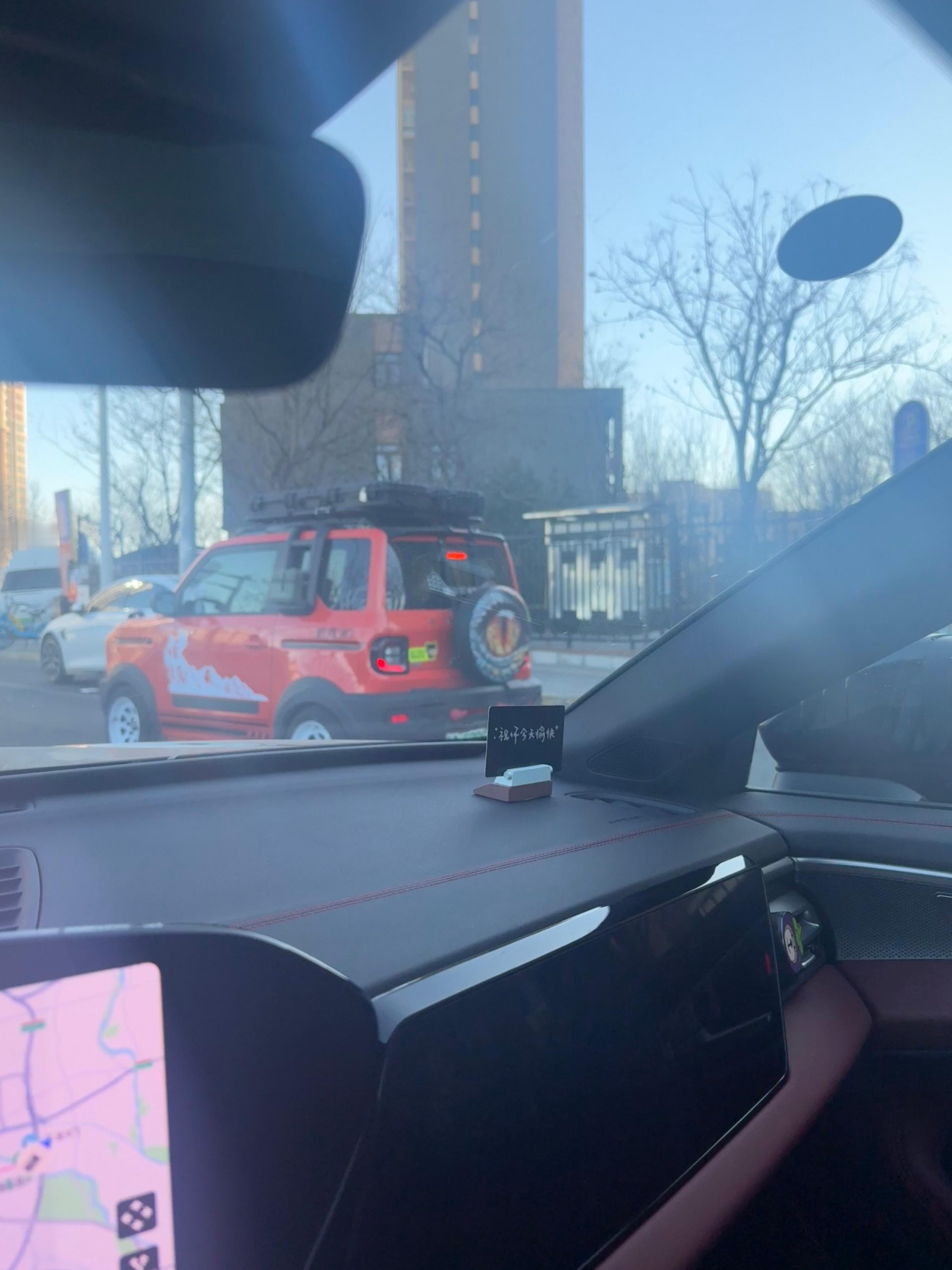 远远看着开过来一台“坦克30”