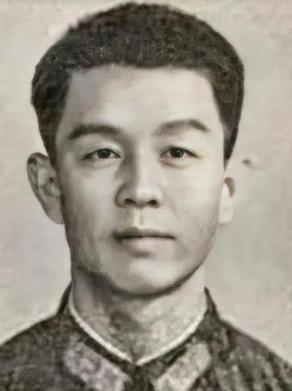 1979年2月19日夜，越南魁剥地区，枪声大作。一个中国军人刚刚护送师首长突围成