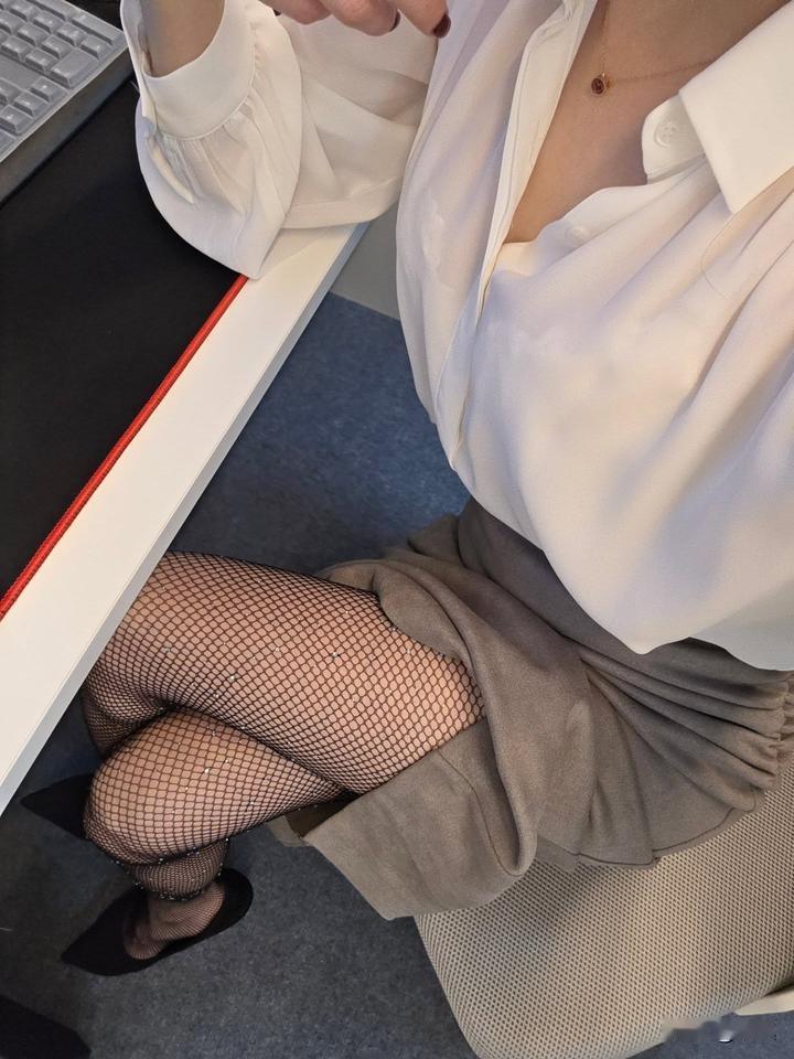 来吖，快活啊！[害羞]如何将半身裙穿出时尚感和女人味白衬衫怎么穿搭出时髦感半