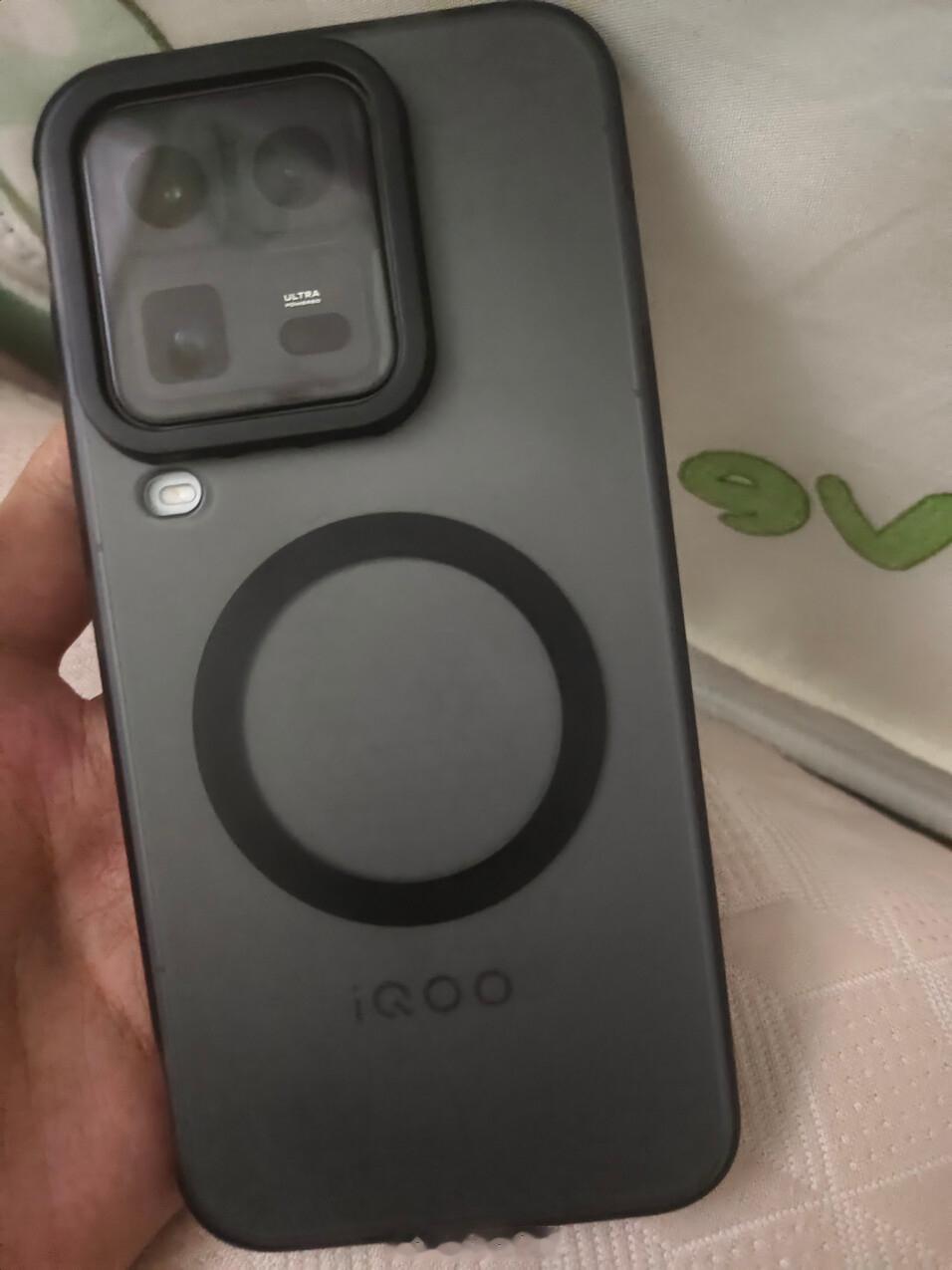 iqoo15ultra我的游戏主力机实机实拍来了机身自带双游戏肩键，侧边按